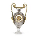 Reloj de sobremesa Imperio en cristal tallado en forma de copa y bronce dorado. Francia, primer