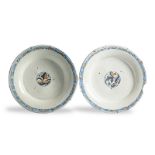Dos de platos de cerámica esmaltada de la serie tricolor, decorada con cenefa de estilo oriental y