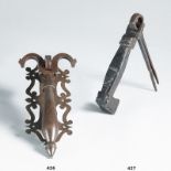 Llamador de hierro forjado, zoomorfo S. XVIII Medias: 23 cm.