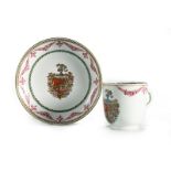 Taza con plato de porcelana con esmaltes de la familia rosa y dorado Armas de Pedro de Asteguieta