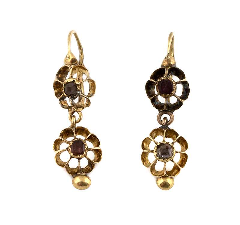 Pendientes de pp. S.XX con dos flores de zafiros blancos articuladas en oro amarilllo de 18K.