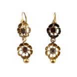 Pendientes de pp. S.XX con dos flores de zafiros blancos articuladas en oro amarilllo de 18K.