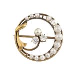 Broche Art Nouveau con trébol central de perla y dos brillantes de talla antigua y circulo