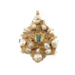 Colgante popular S.XIX en filigrana oro de 18K.,con esmeralda central y perlas de aljófar Medidas: 4