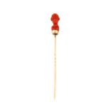 Alfiler S. XIX con busto de coral en oro amarillo de 18K Longitud: 6,6 cm.