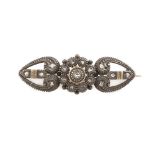 Broche S. XIX con flor central de diamantes entre piezas a modo de corazón En oro de 18K con