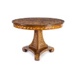 Mesa velador de pedestal sobre plataforma en madera de caoba y marquetería de maderas finas,