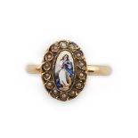 Sortija lanzadera S. XIX con esmalte de Virgen orlado de perlas finas. En oro amarillo de 18K