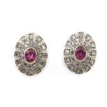 Pendientes con rubíes centrales de talla oval y doble orla de diamantes de talla antigua Montura