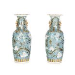 Pareja de jarrones en porcelana con decoración de dragones. China, Dinastía Qing S. XIX Altura: 82
