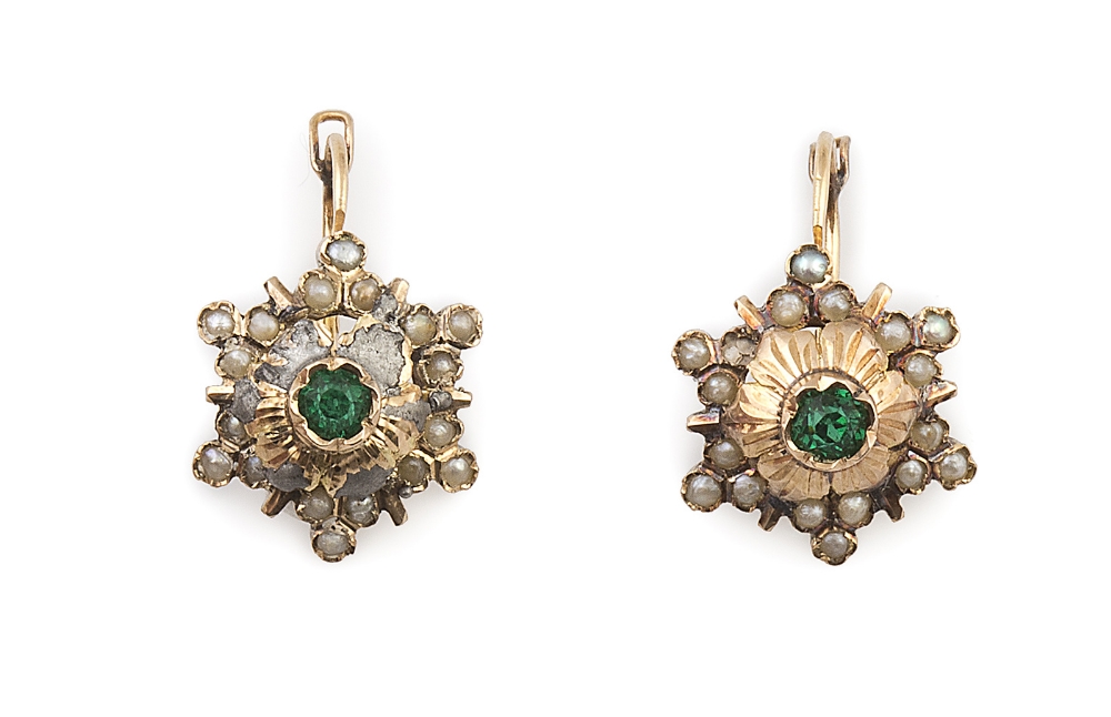 Pendientes flor s.XIX con símil esmeralda central y perlitas como adorno de pétalos En oro de 18K