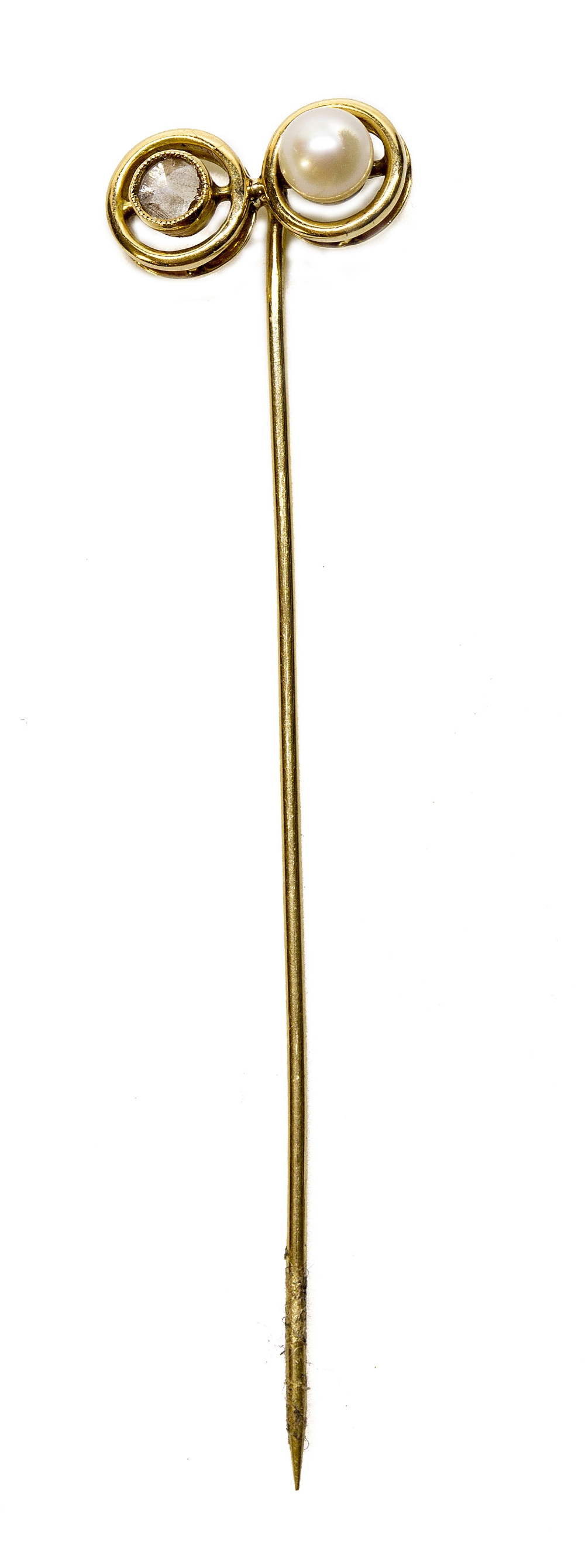 Alfiler de corbata de pp S. XX con diamante y perla fina, en oro amarillo de 18K Longitud:7 cm