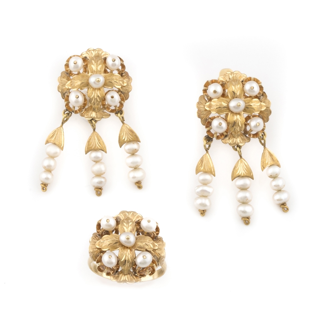 Conjunto de pendientes y sortija con flores de oro grabado y perlas de aljófar. En oro de 18K