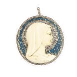 Gran medalla colgante Art-Decó con Virgen de marfil tallado en marco ovalado ,con aureola y orla