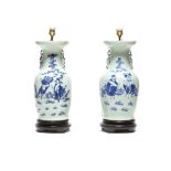 Pareja de jarrones chinos en porcelana de fondo celadón, convertidos en lámparas. China, ff. S.