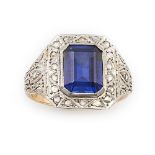 Sortija Art-Decó con zafiro sintético talla esmeralda y diamantes en decoración geométrica En oro