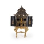 Cabinet en forma de pagoda, en madera lacada en negro con decoración de chinoiseries sobre consola