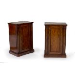 Pareja de mesitas victorianas en madera de caoba con tapa de cuero gofrado y puerta frontal entre