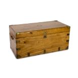 Baúl de madera de alcanfor y aplicaciones de latón. Trabajo chino para la exportación, S. XIX.