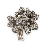 Broche portugués pp. s. XX con ramo de flores de diamantes,y una perla fina como centro en una de