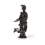 Escultura de dama con flor en ámbar prensado. China, principios S. XX Altura: 19 cm