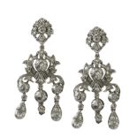 Pendientes de ff. S. XIX con diamantes de talla rosa en cascadas articuladas a motivos vegetales