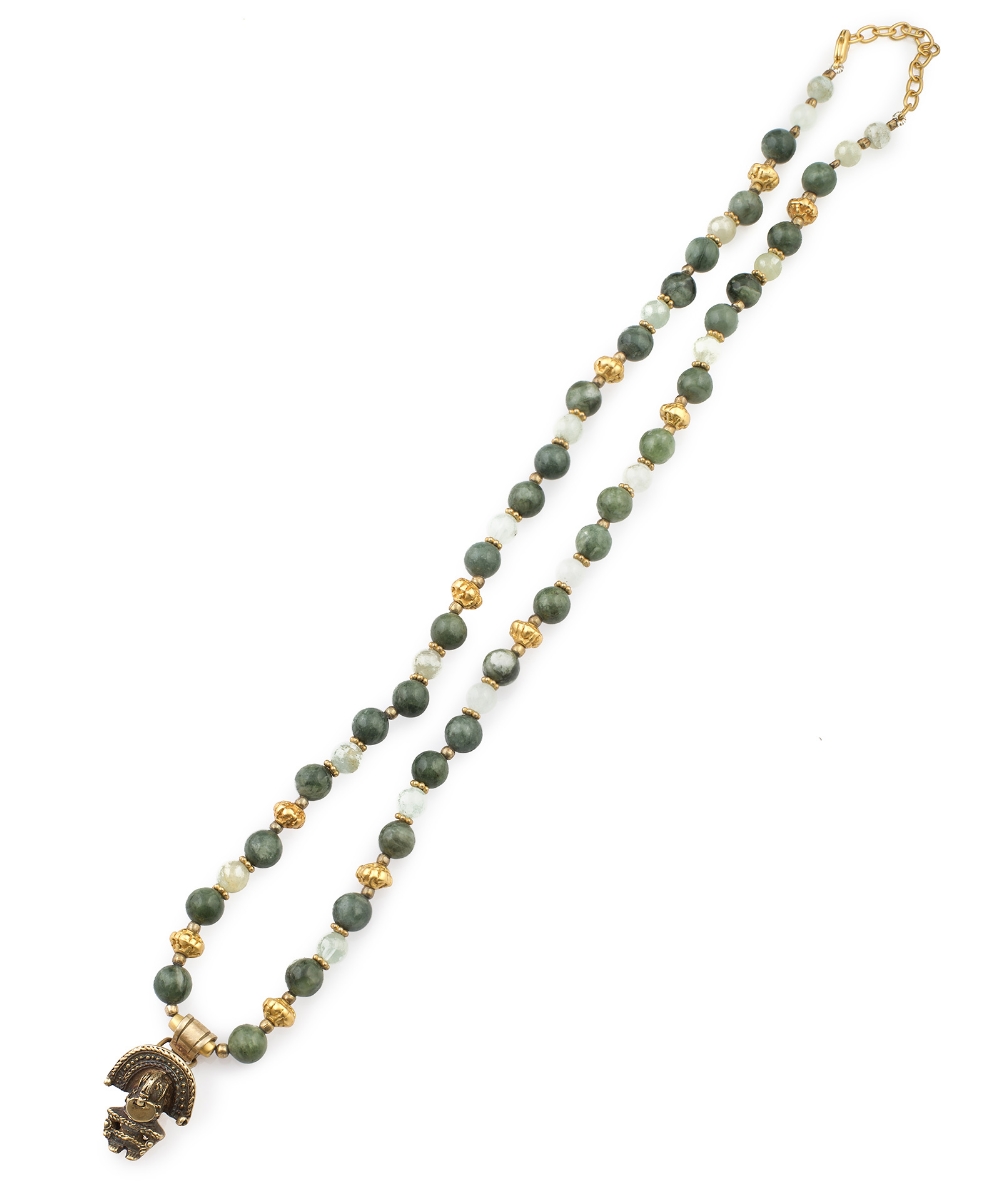 Collar con cuentas de jade verde y aguamarina con figura central y entrepiezas en plata dorada