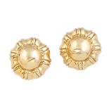 Pendientes con diseño de flor con volumen en oro amarillo de 18K Diámetro: 2,5 cm.