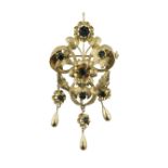 Broche colgante de estilo floral en oro de 18K con símil esmeraldas En oro mate de 18K. Medidas: 6,5