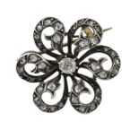 Broche flor portugués de ff. S. XIX con brillante central de talla antigua de 0,40 ct aprox. rodeado