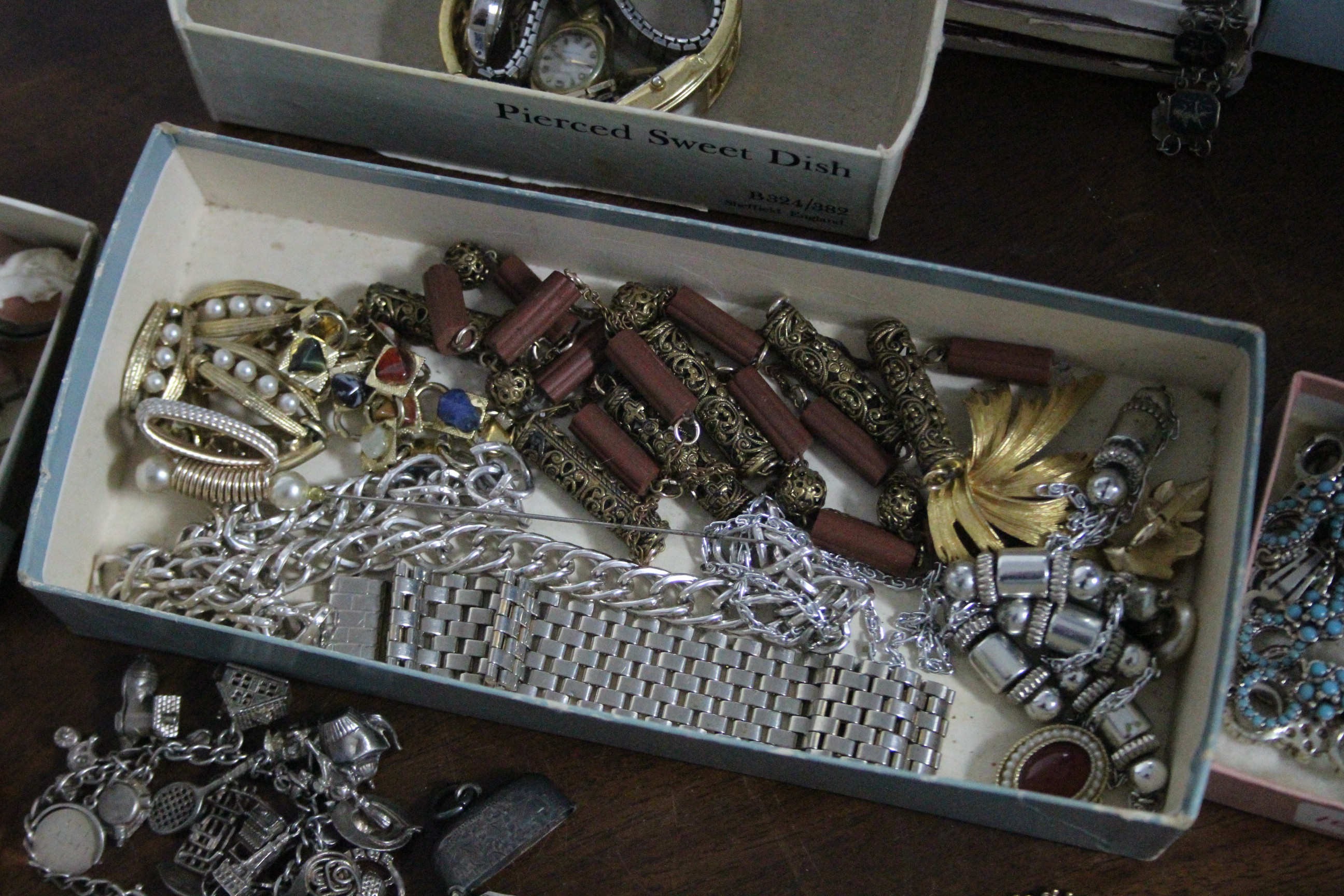 A silver engraved Vesta case; a white-metal charm bracelet; a yellow-metal child’s bracelet & - Image 9 of 12