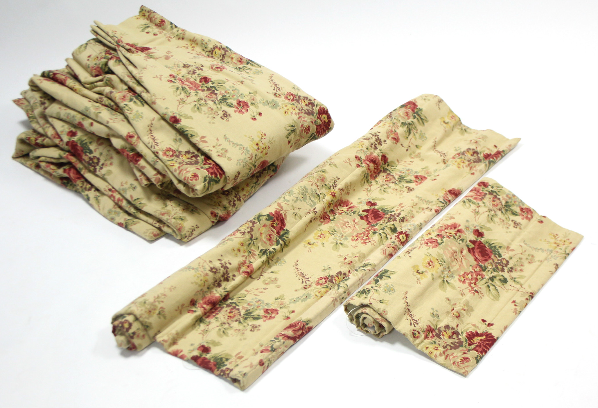 A floral printed blind; a ditto pair of lined curtains; a curtain pole; & three vinyl suitcases.