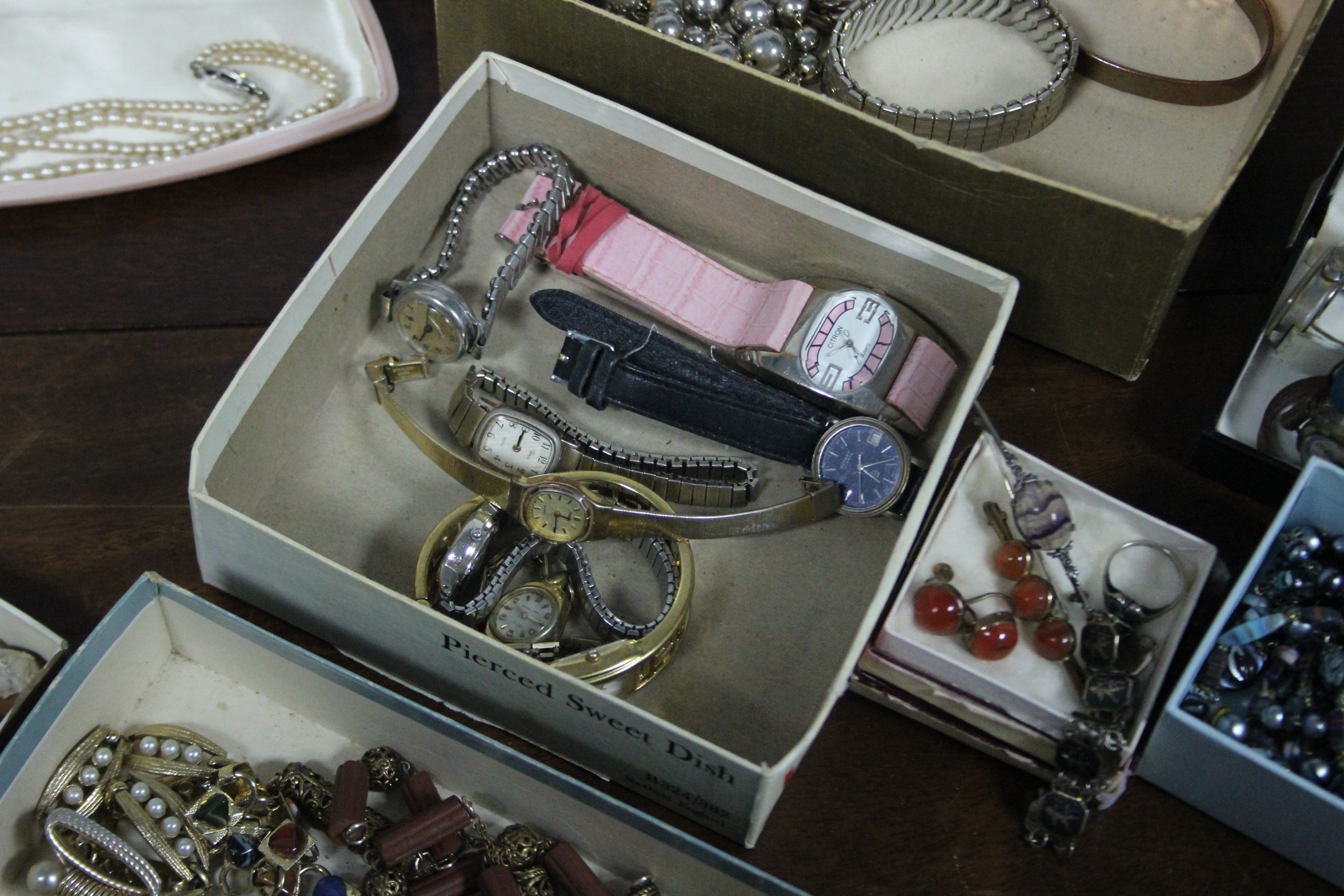 A silver engraved Vesta case; a white-metal charm bracelet; a yellow-metal child’s bracelet & - Image 8 of 12