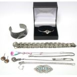 Various items of costume jewellery.