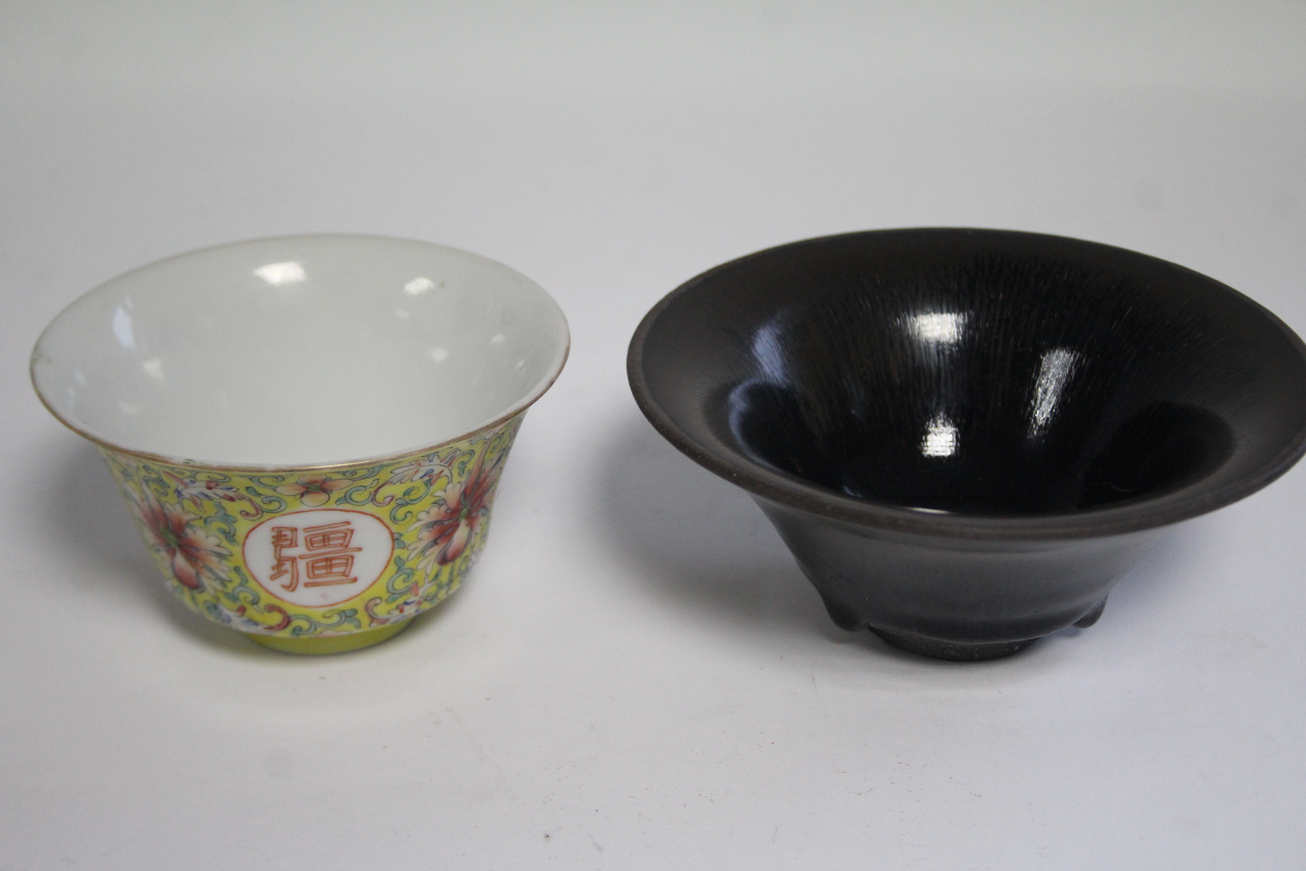 A Chinese stoneware flared round bowl with hare’s-fur glaze, 5¼” diam.; & a yellow-ground - Image 4 of 11