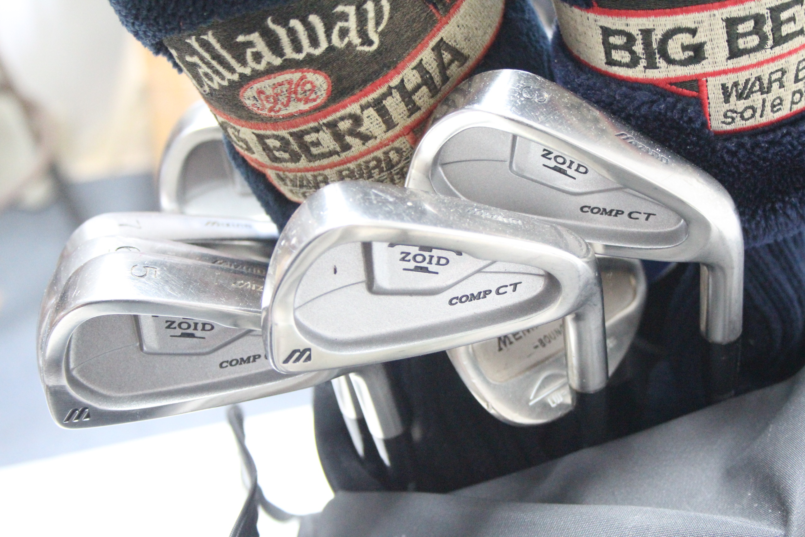 A set of thirteen Mizuno steel-shafted golf clubs with a Memphis gold bag. - Image 2 of 4