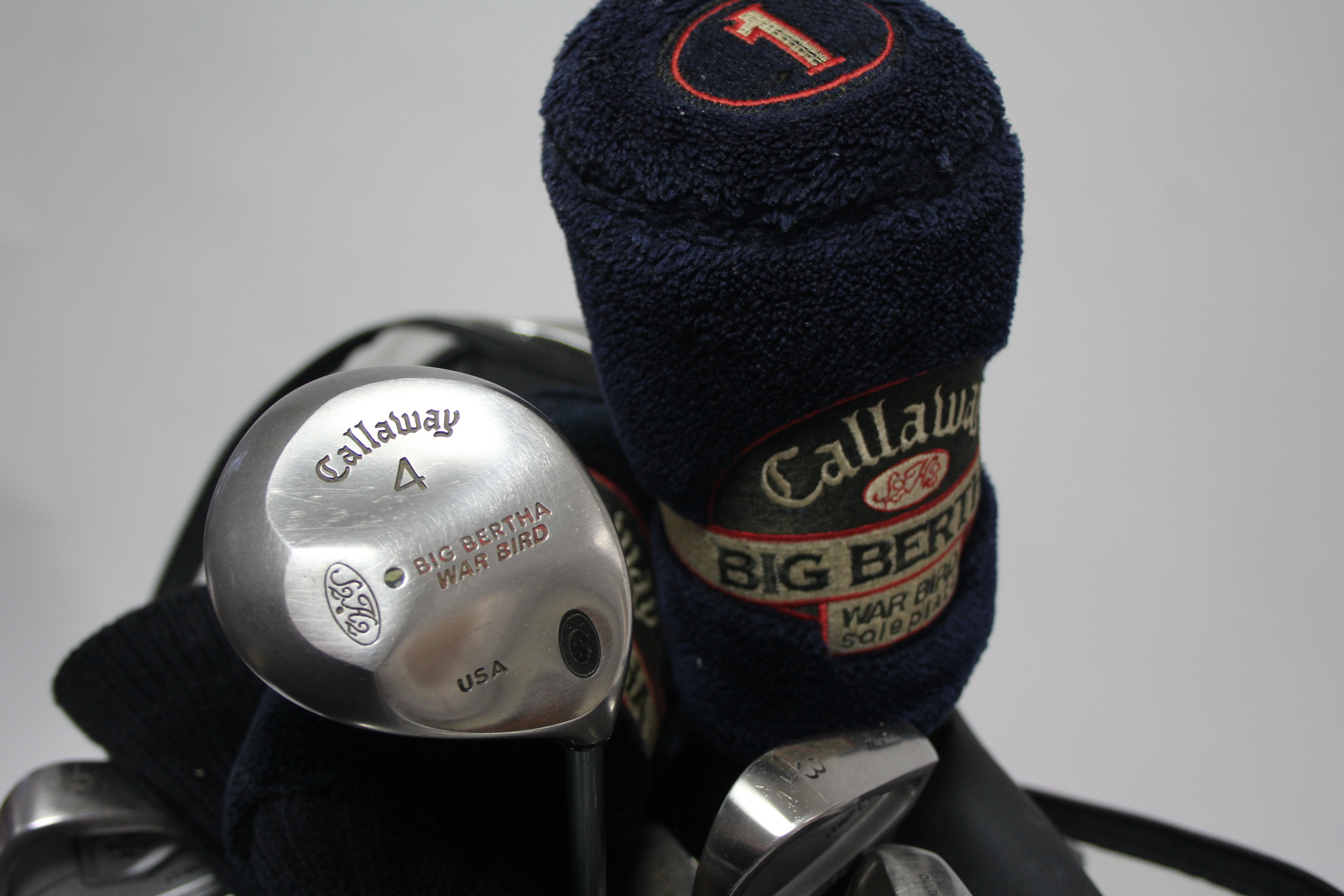 A set of thirteen Mizuno steel-shafted golf clubs with a Memphis gold bag. - Image 4 of 4