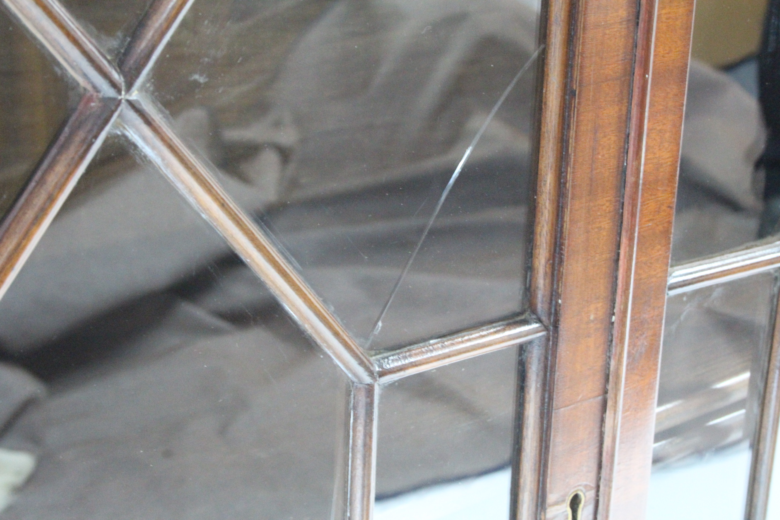 A 19th century-style mahogany bookcase with carved gadrooned edge, with five adjustable shelves - Image 5 of 5