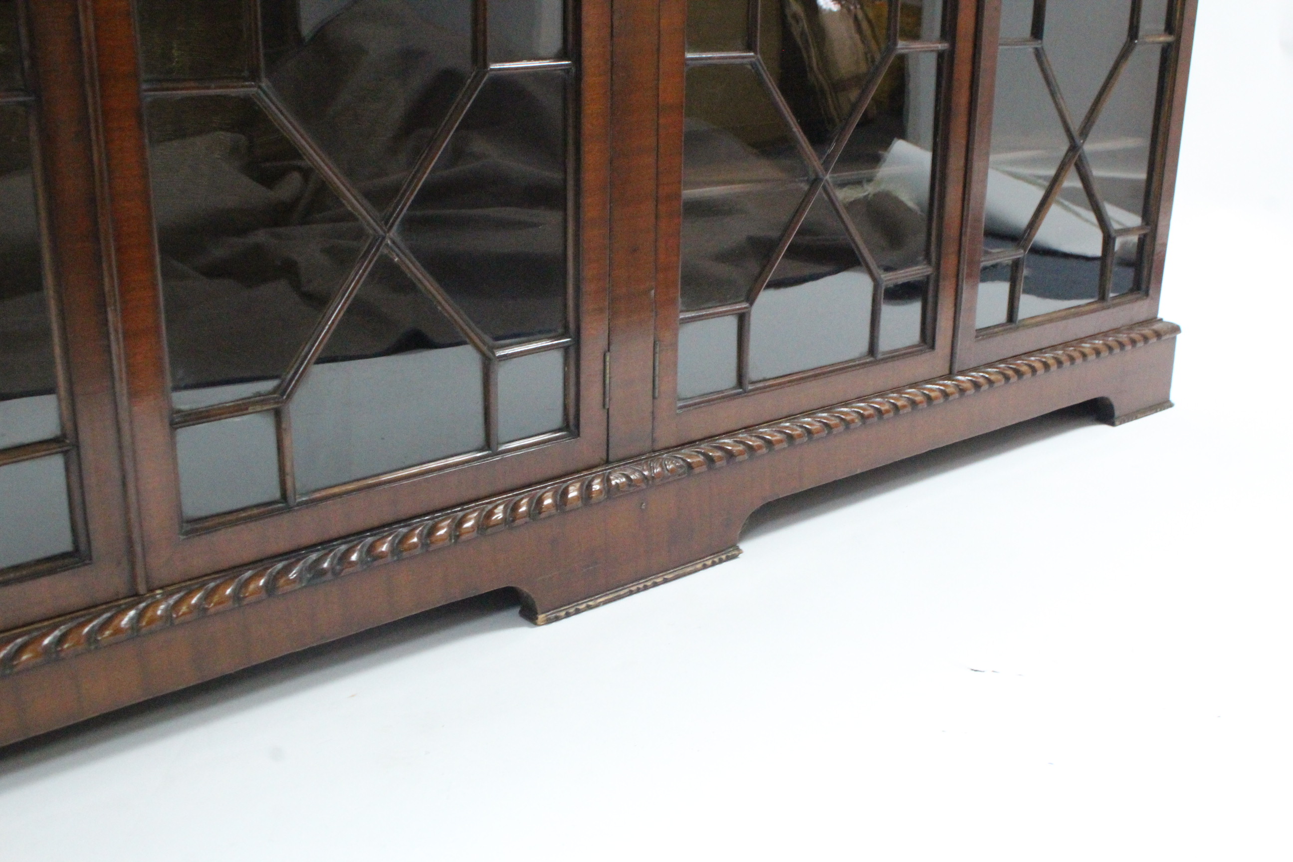 A 19th century-style mahogany bookcase with carved gadrooned edge, with five adjustable shelves - Image 4 of 5