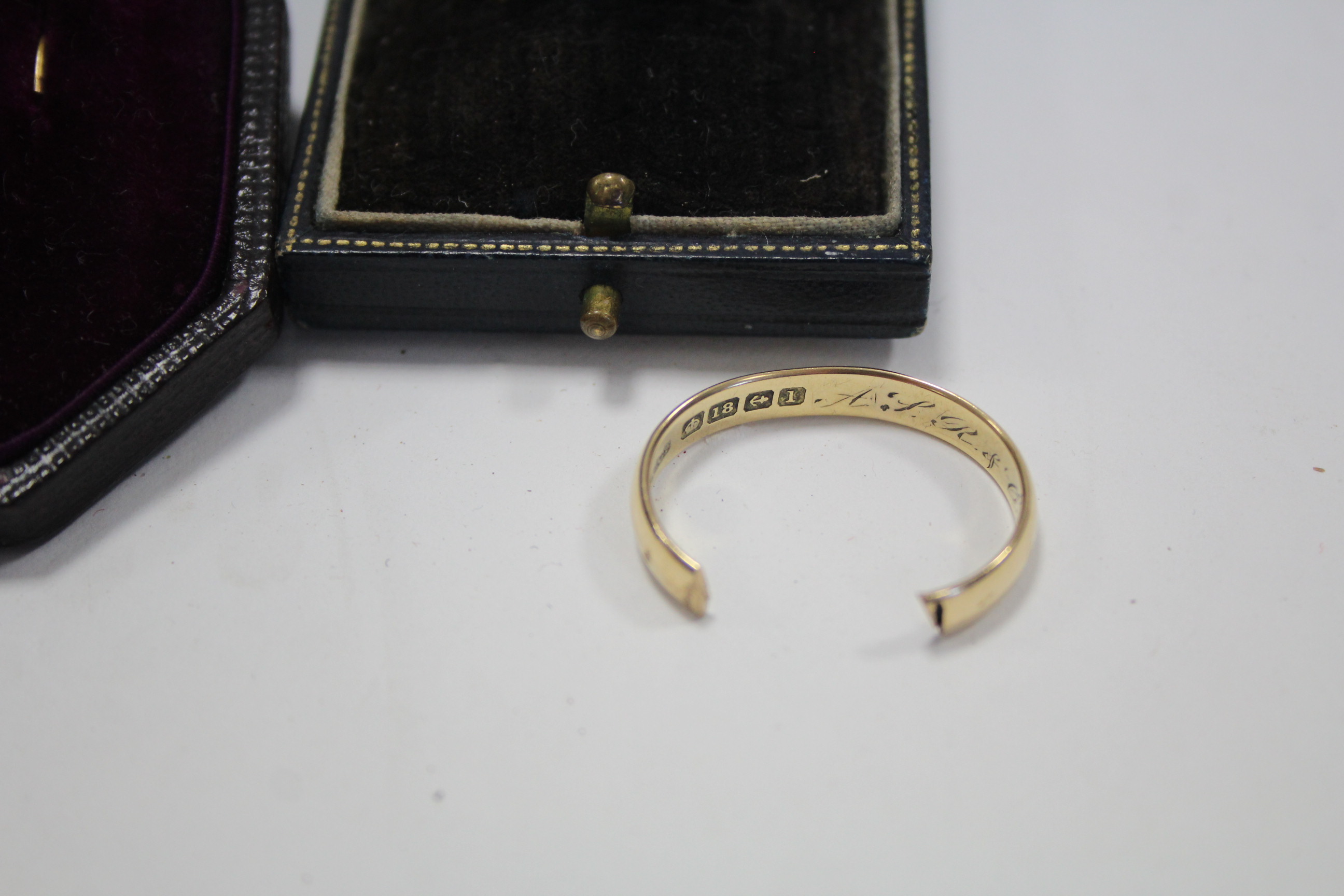 Two 18ct. gold wedding bands; a 22ct gold dress ring; & a yellow-metal oval brooch & matching pair - Image 5 of 5