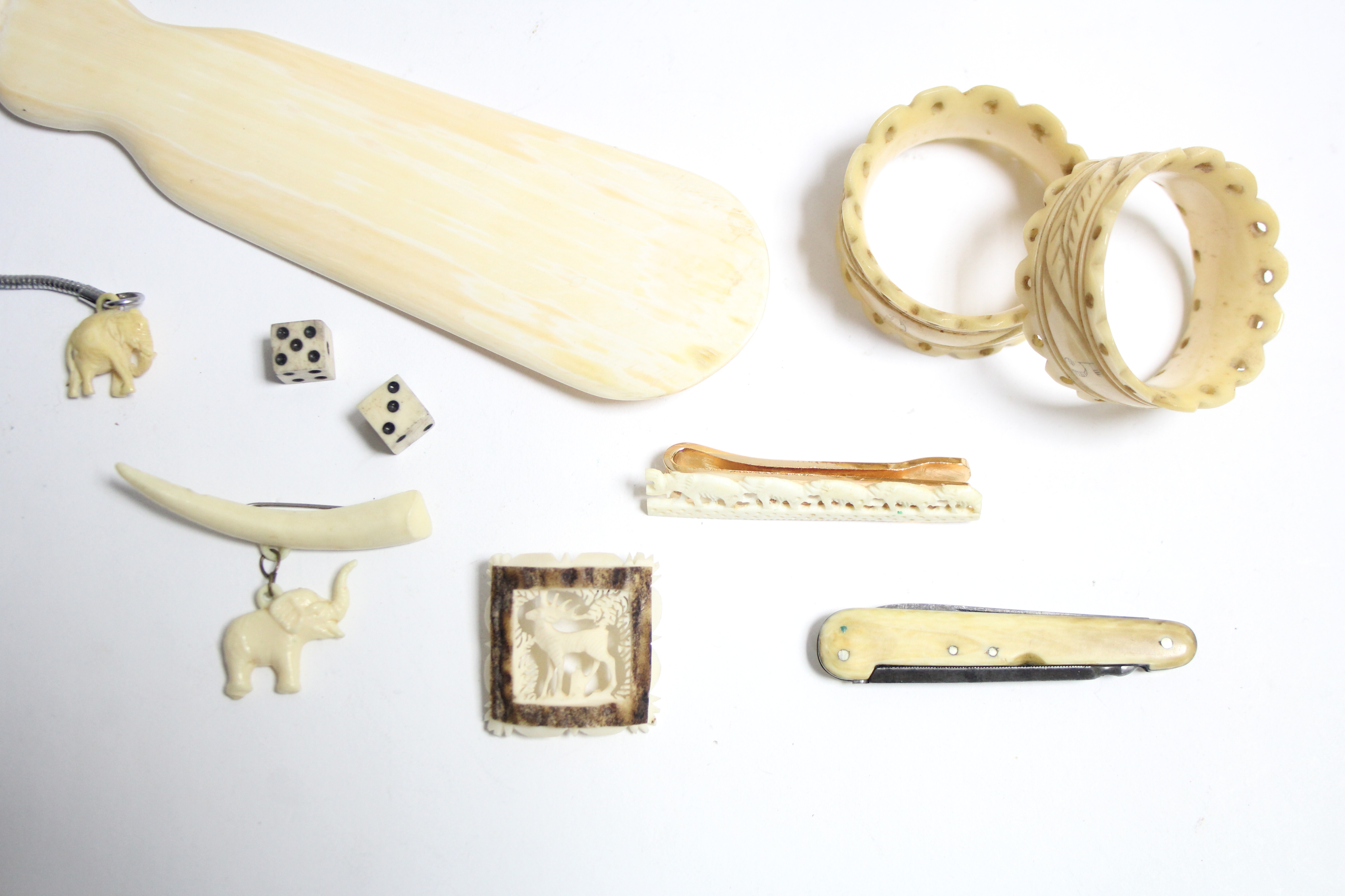 An ivory shoehorn with bust handle; a pair of carved ivory napkin rings; three ivory brooches; & - Image 2 of 2