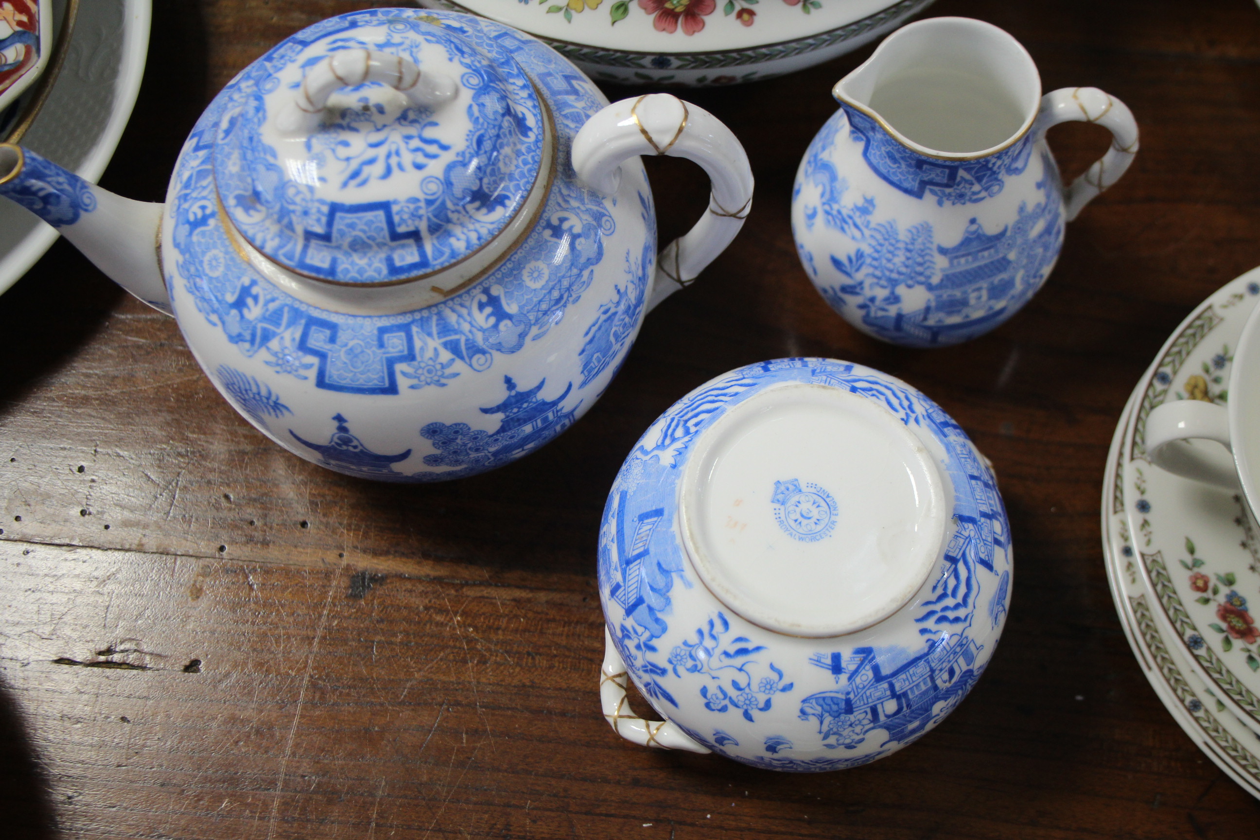 A Royal Doulton china “Kingswood” pattern fifty piece dinner & coffee service (settings for - Image 4 of 4