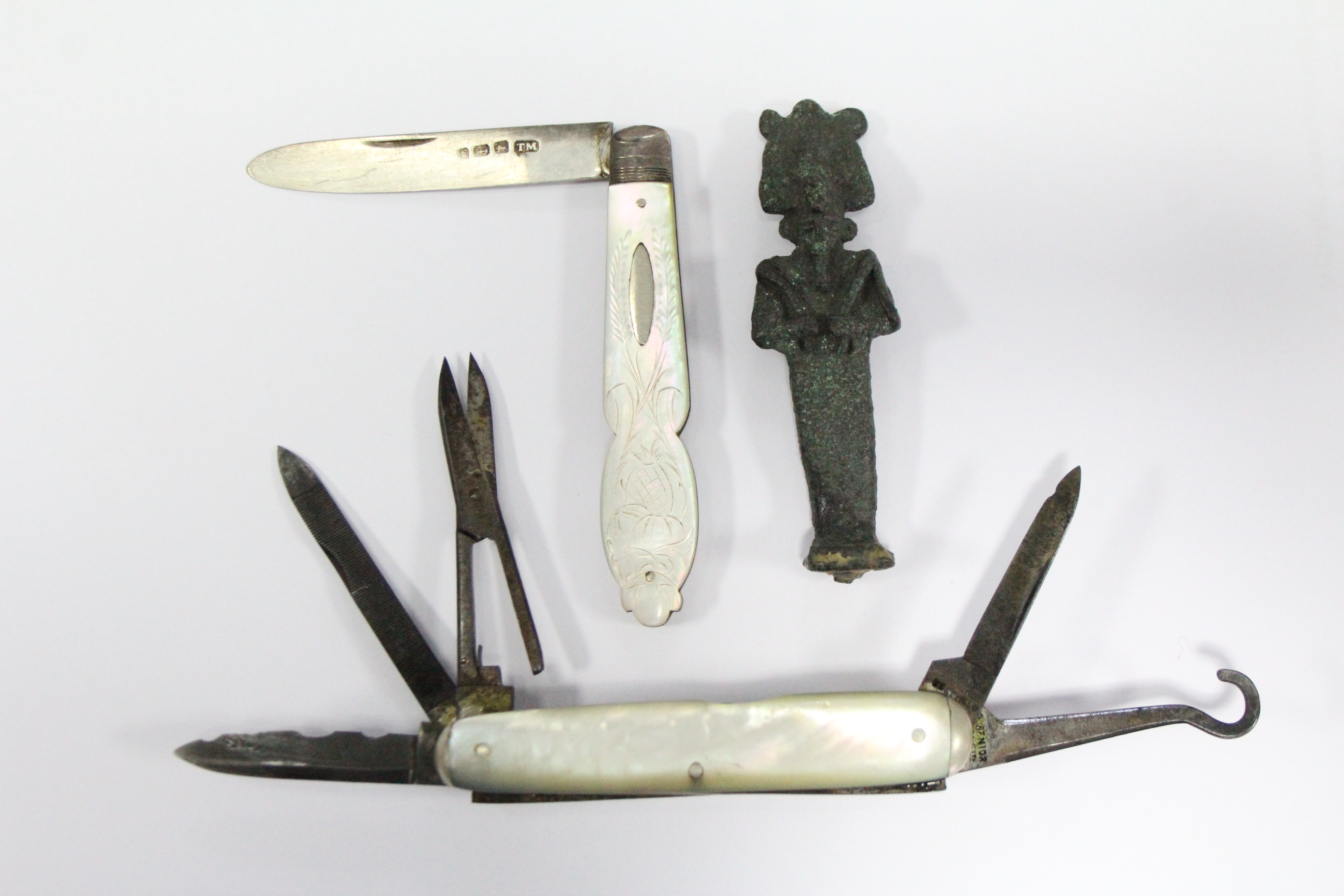 A small Roman bronze figure of Osiris, 2.75"; together with two small pocket knives. - Image 4 of 5