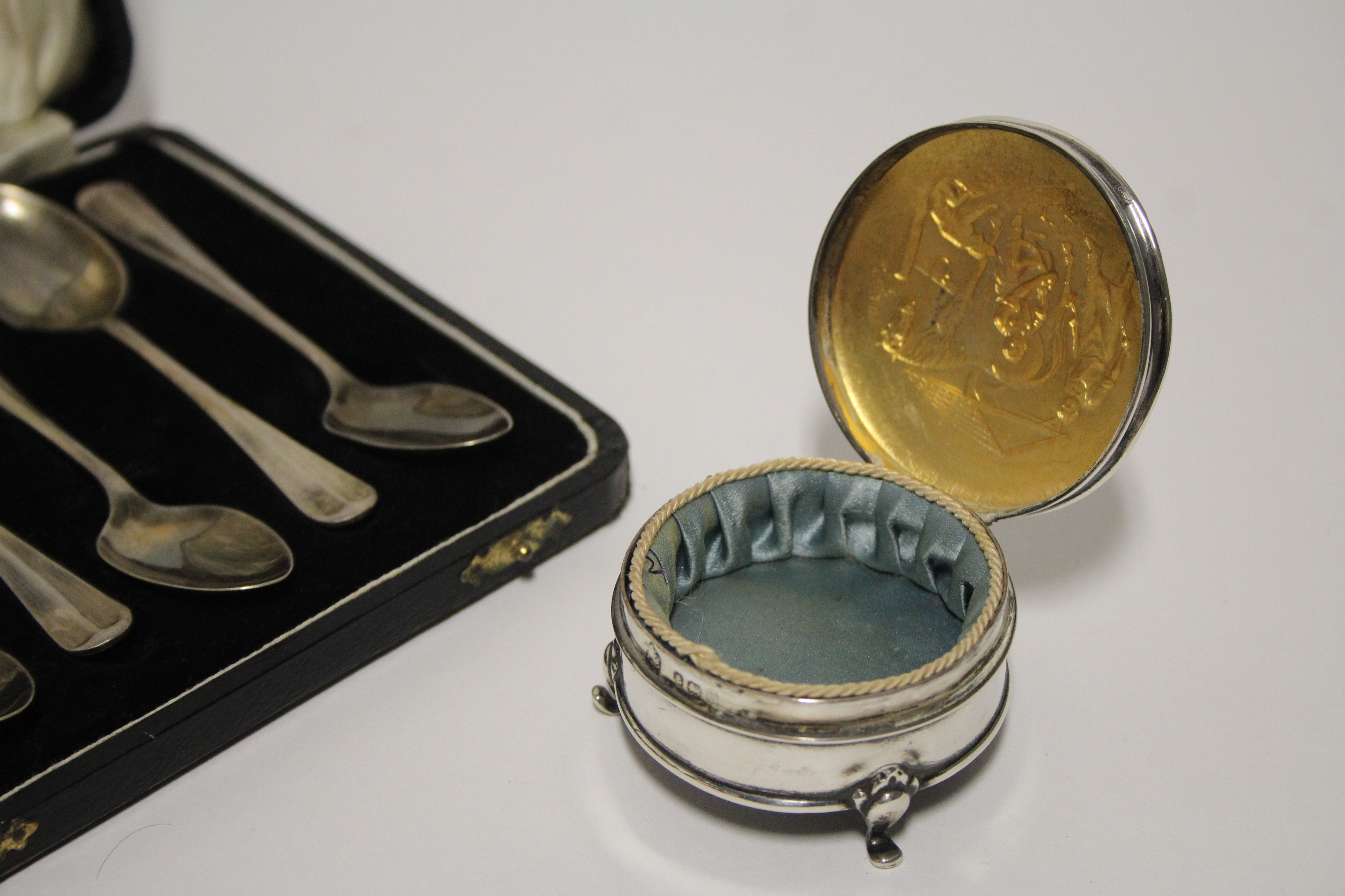 A set of six Hanoverian coffee spoons, Birmingham 1934, in fitted case; & an Edwardian small - Image 3 of 3