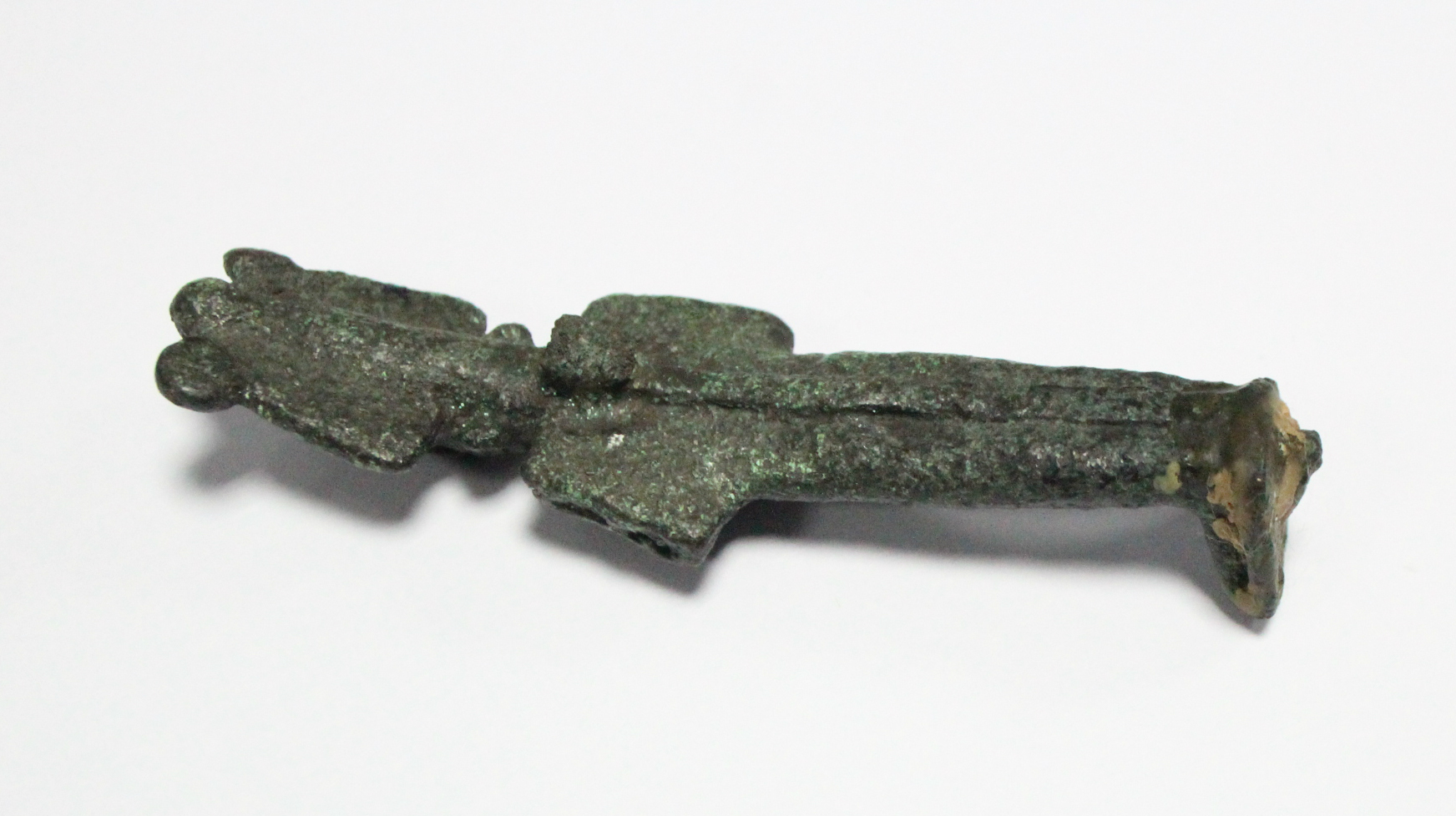 A small Roman bronze figure of Osiris, 2.75"; together with two small pocket knives. - Image 3 of 5