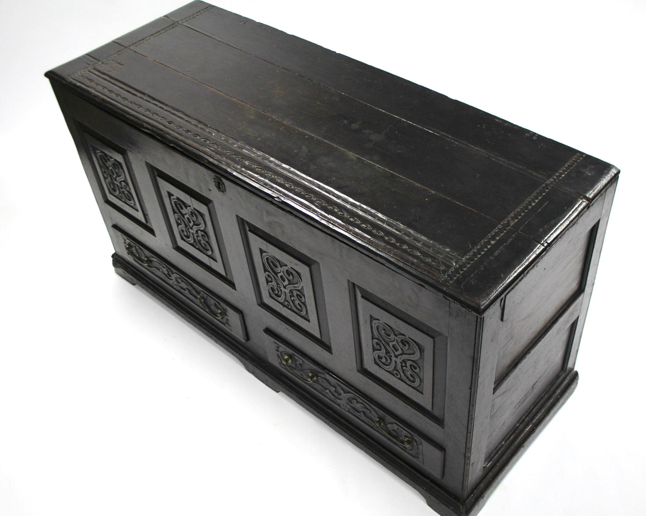 A late 17th century oak coffer with hinged lift-lid, having four carved panels to the front above - Image 4 of 4