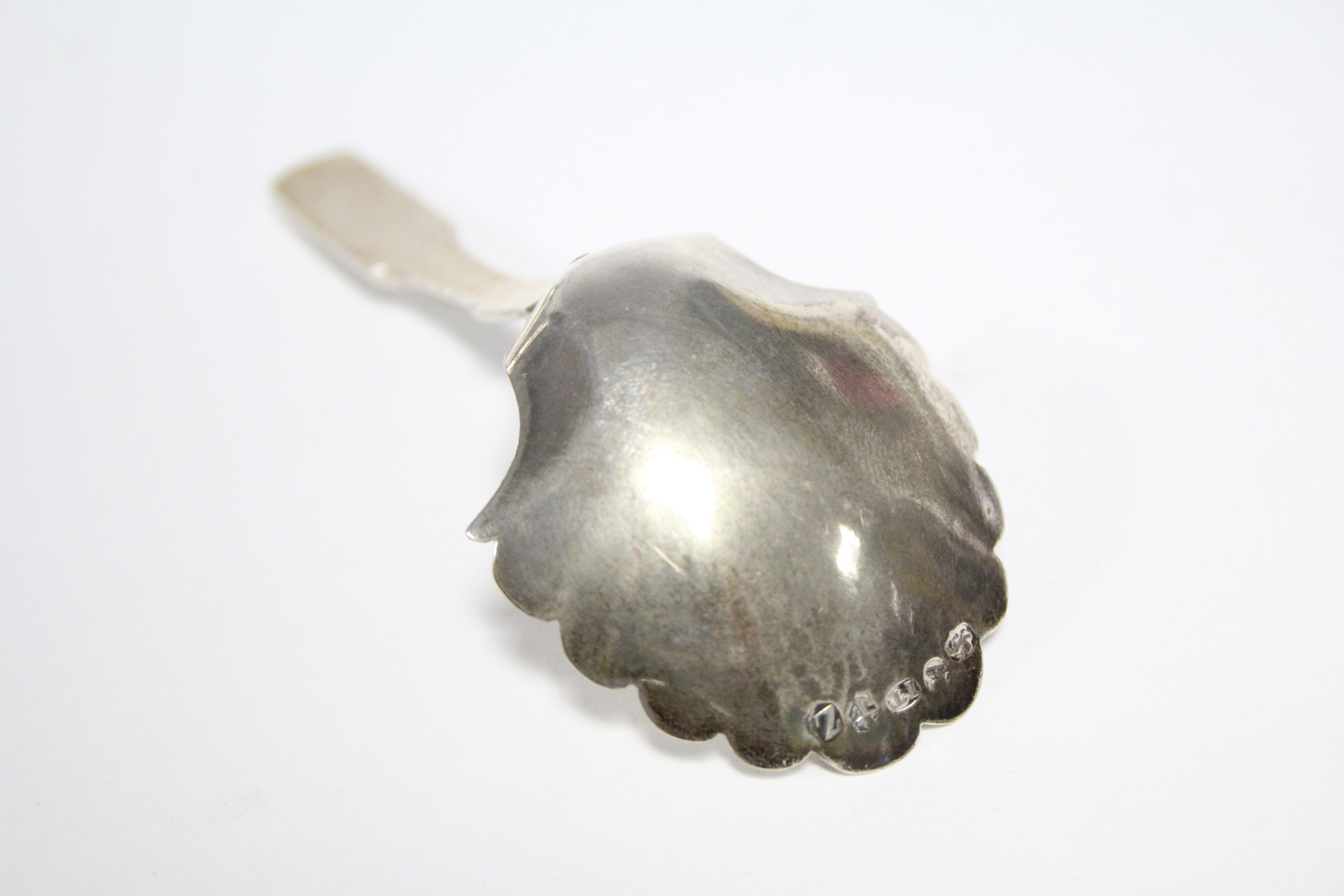 A George IV Fiddle pattern caddy spoon, the rounded shovel bowl with scalloped rim & engraved floral - Image 3 of 3