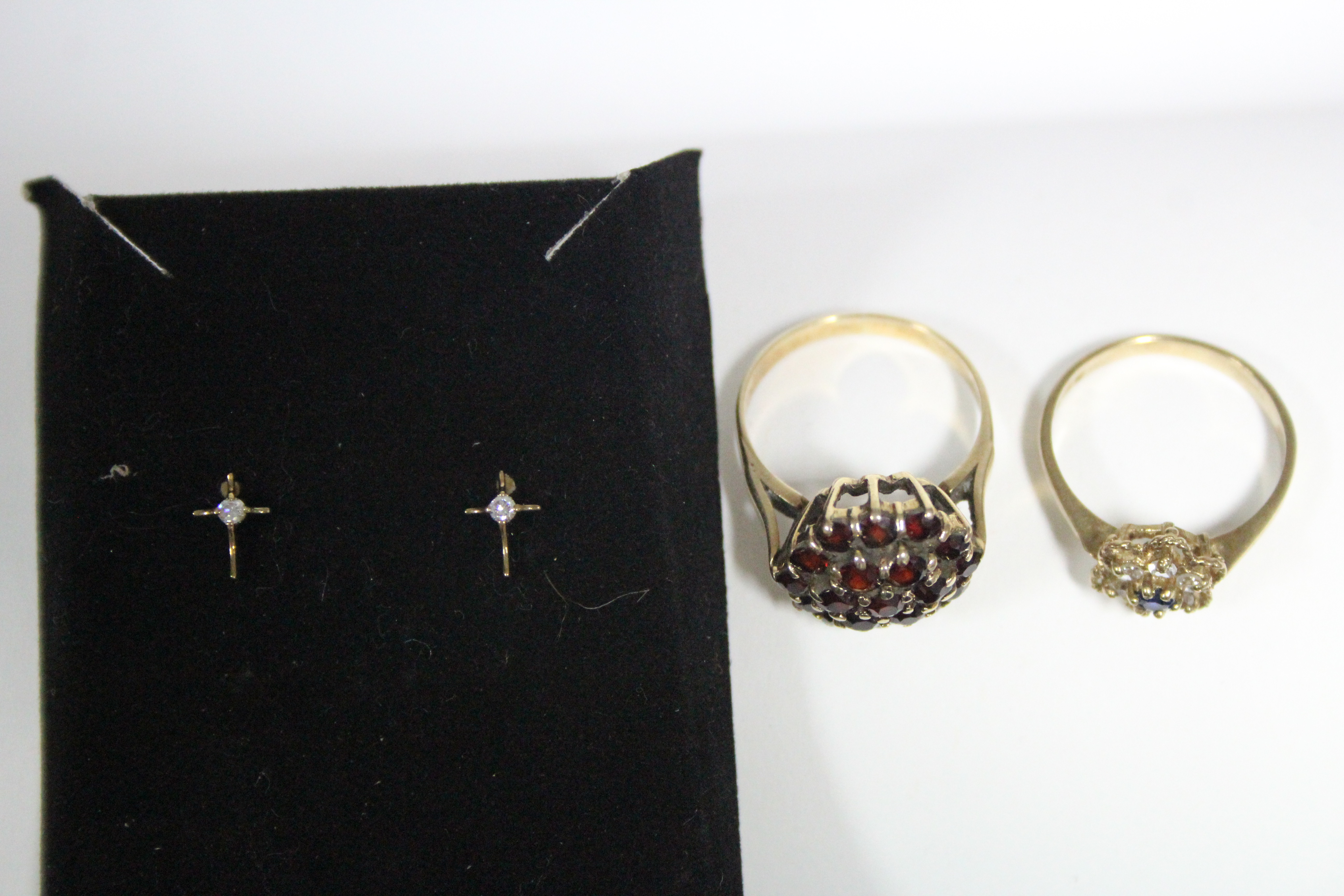 A 9ct. gold ring set cluster of blue & white sapphires; a gold ring set garnet cluster; & a pair - Image 4 of 4