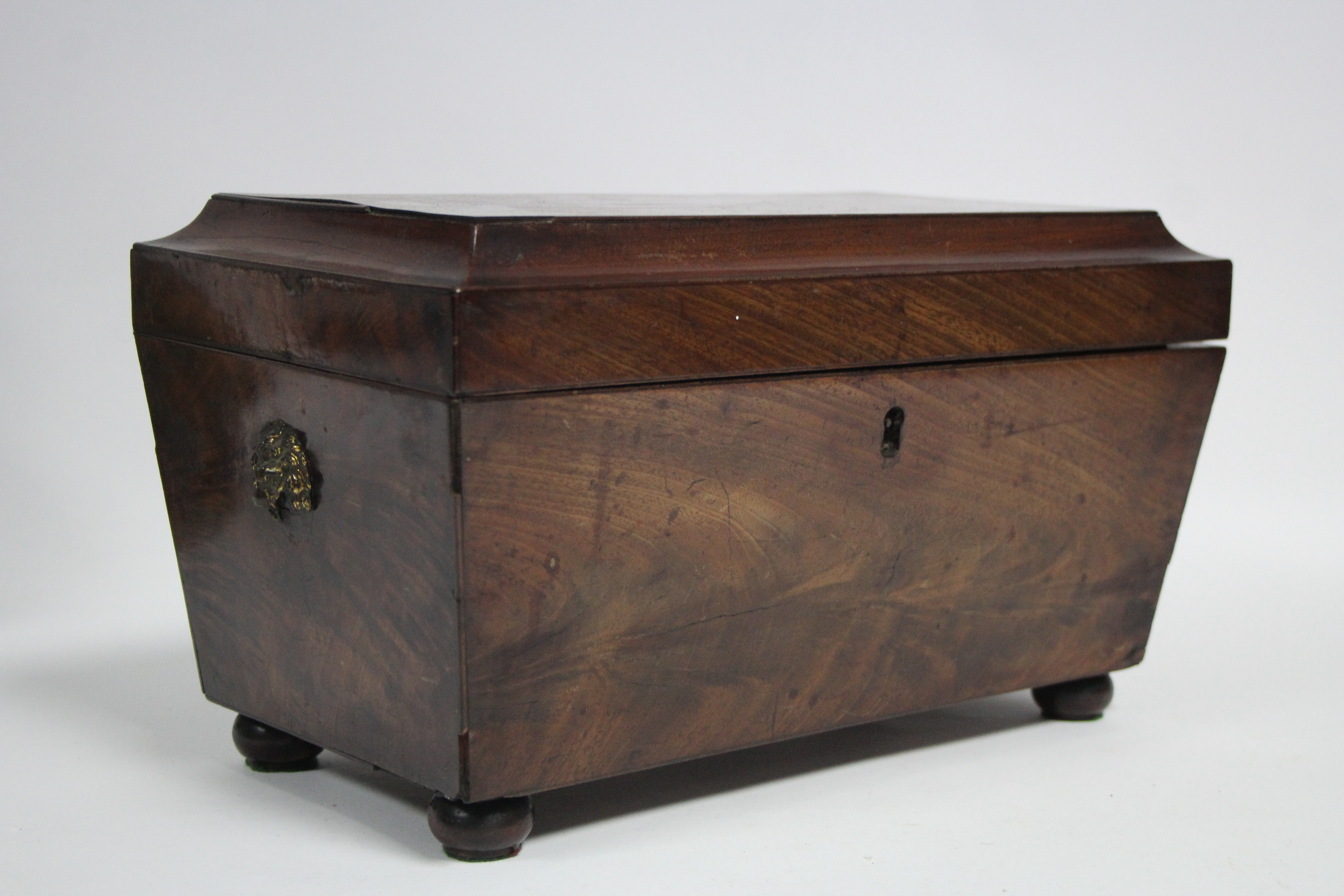 A regency figured mahogany rectangular tea caddy with tapered sides, brass lion-mask & ring side - Image 5 of 5