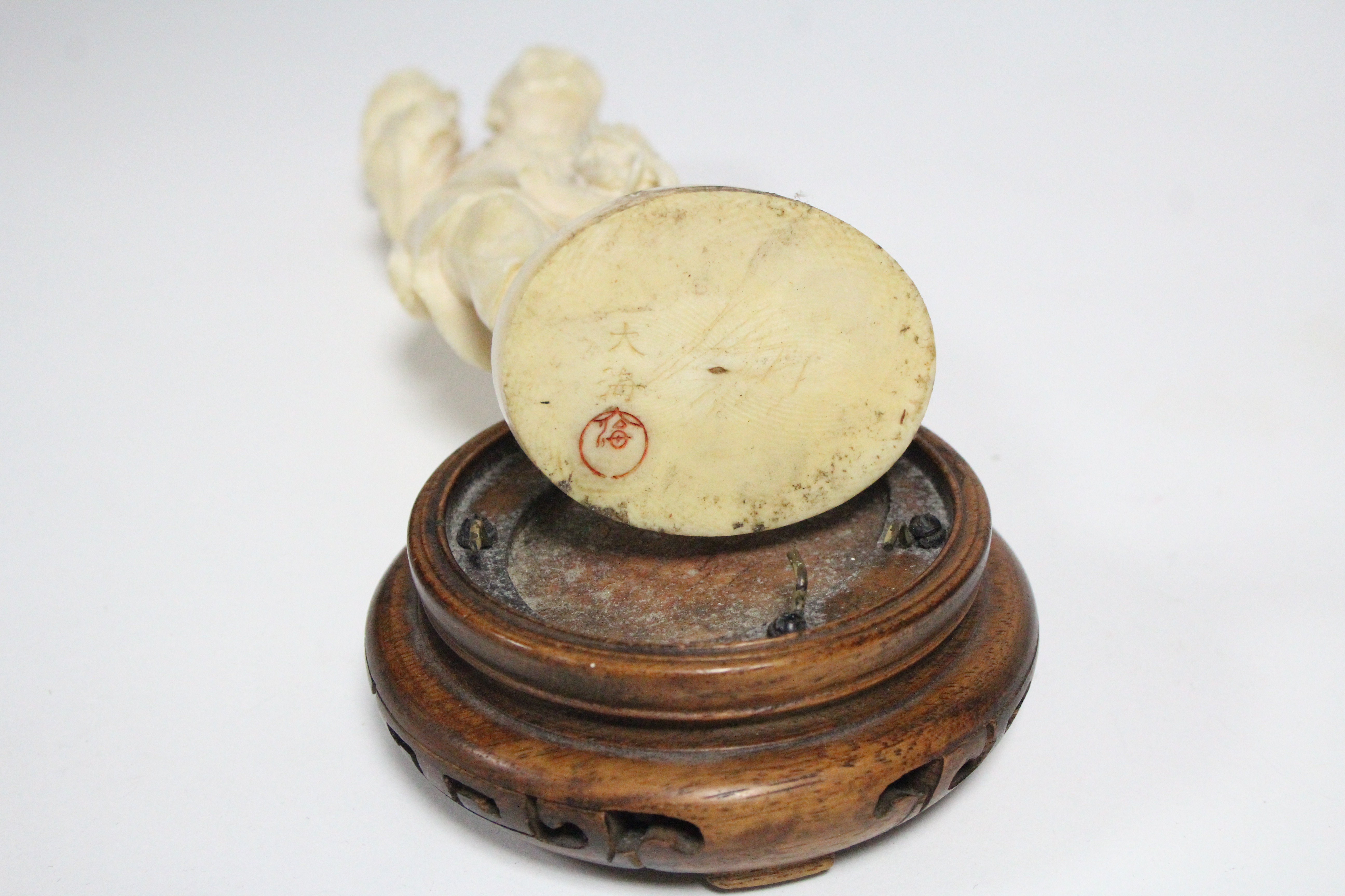 A LATE 19th century JAPANESE IVORY OKIMONO of a standing fisherman holding aloft an octopus in a pot - Image 5 of 6